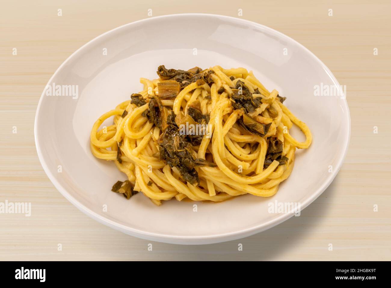 Italienische Spaghetti alla chitarra mit Rüben-Tops, hausgemachte frische Pasta aus den Abruzzen und Apulien Stockfoto