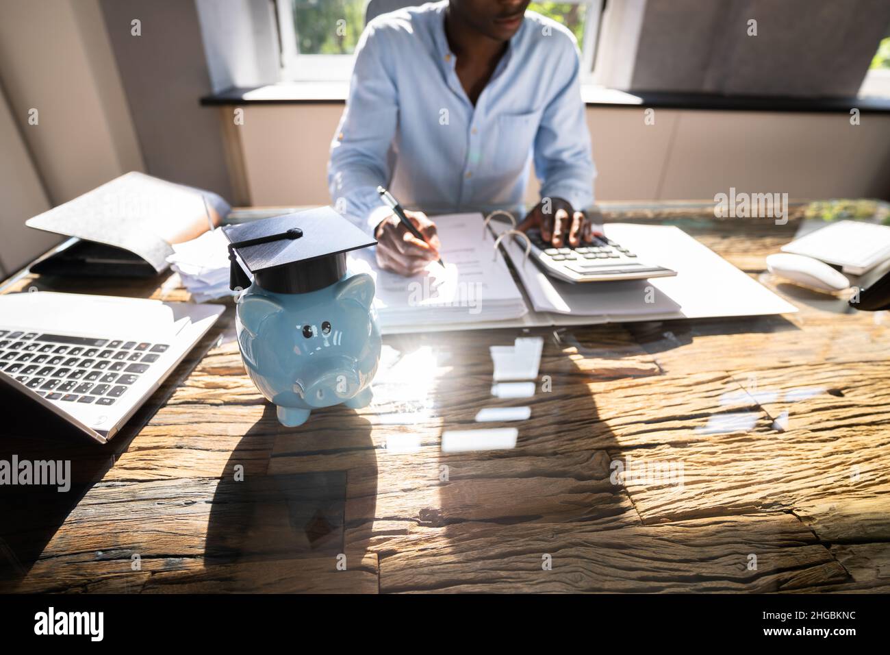 Afroamerikanische Sparer Bei Studentendarlehen. Buchhaltungsberater Stockfoto