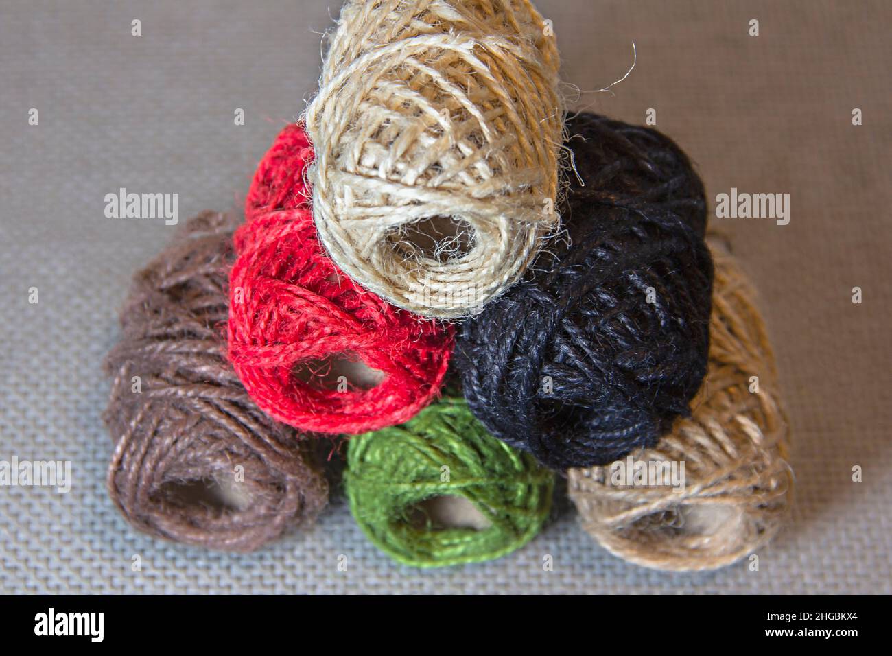 Garn- oder Jute-geflochtenes Seil, Seil für handgefertigte Dekoration  Stockfotografie - Alamy