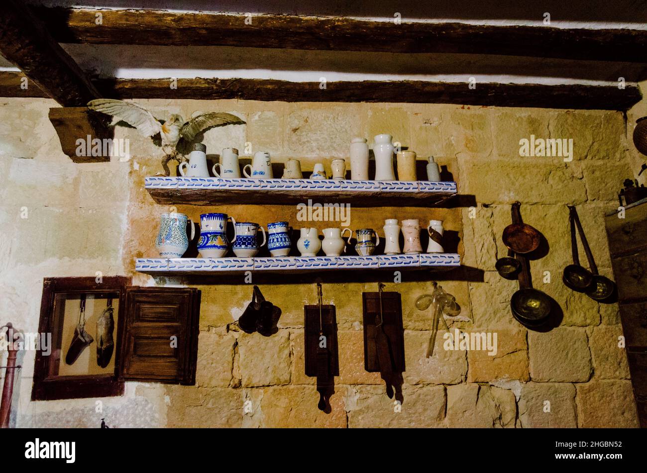 Alte Gefäße in der Apotheke des Klosters Santo Domingo de Silos, Burgos, Castilla y León, Spanien. Stockfoto