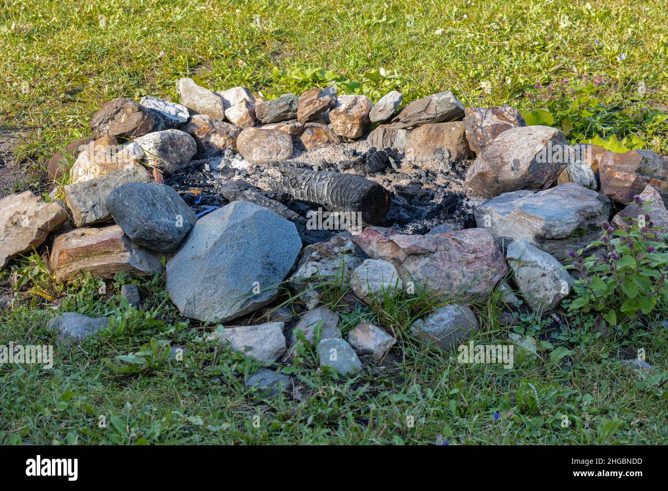 Lagerfeuer nach dem Verbrennen in einem Lager Stockfoto