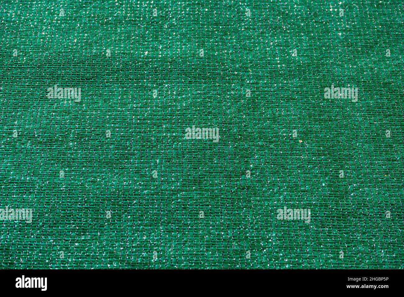 Grüner Stoff, um einen Zaun zu bedecken, Privatsphäre-Konzept Stockfoto