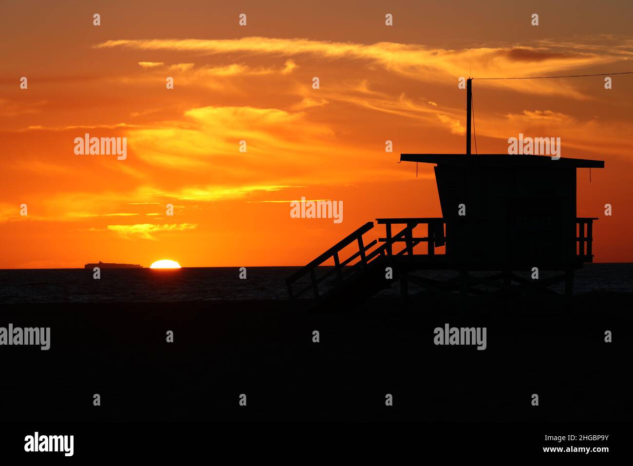 Silhouette eines Rettungsturms in Venice Beach, Kalifornien, bei Sonnenuntergang Stockfoto