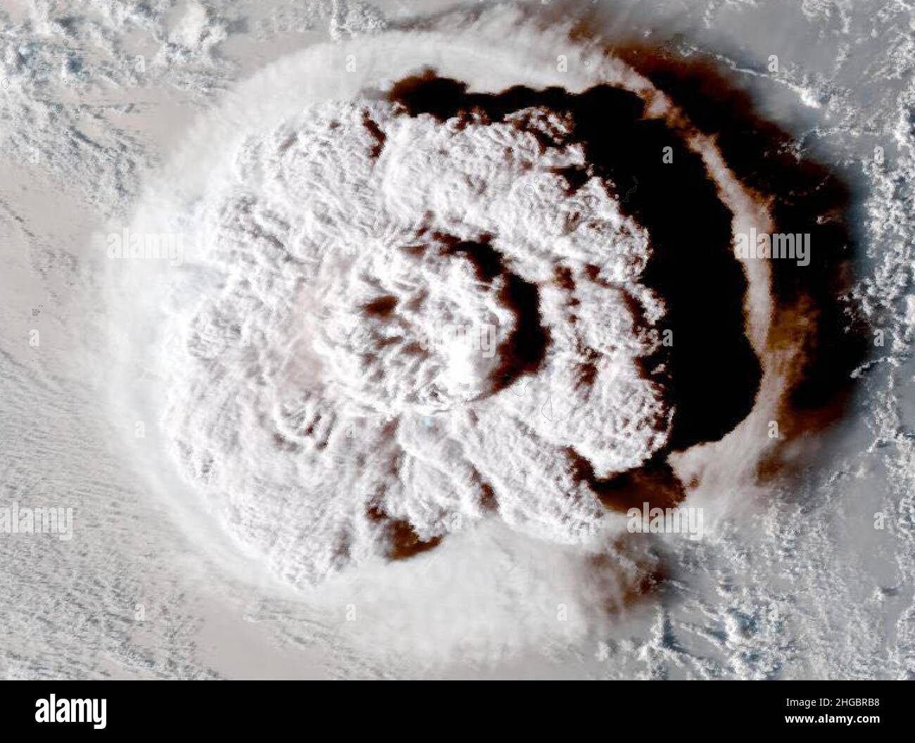 Eine massive Pilzwolke explosiver Vulkanasche aus dem heftigen Ausbruch des unter Wasser liegenden Vulkans Hunga Tonga-Hunga Haʻapai, der vom GOES-West-Satelliten über dem Südpazifik am 15. Januar 2022 auf den Tonga-Inseln erfasst wurde. Die Explosion schickte eine Aschewolke 100.000 Fuß in die obere Atmosphäre und Tsunami-Wellen bis nach Kalifornien. Stockfoto