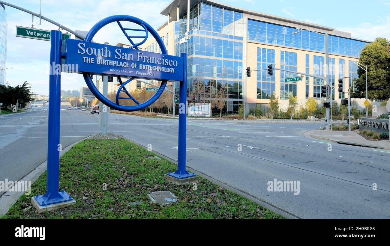 Das Schild „Geburtsort der Biotechnologie“ am Eingang zum South San Francisco, dem kalifornischen Oyster Point Industrial Park, das von Genentech gesponsert wird. Stockfoto