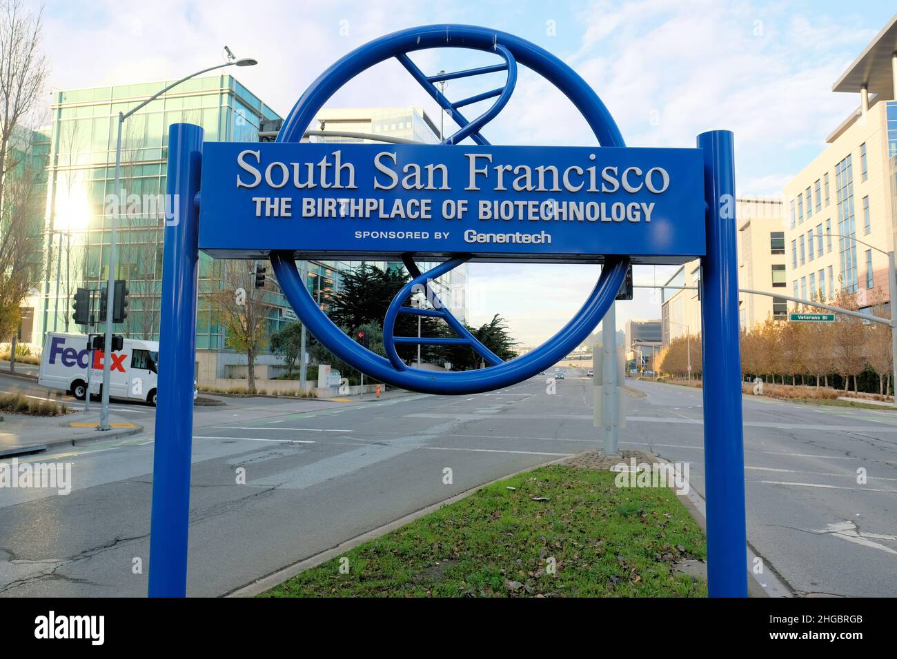 Das Schild „Geburtsort der Biotechnologie“ am Eingang zum South San Francisco, dem kalifornischen Oyster Point Industrial Park, das von Genentech gesponsert wird. Stockfoto