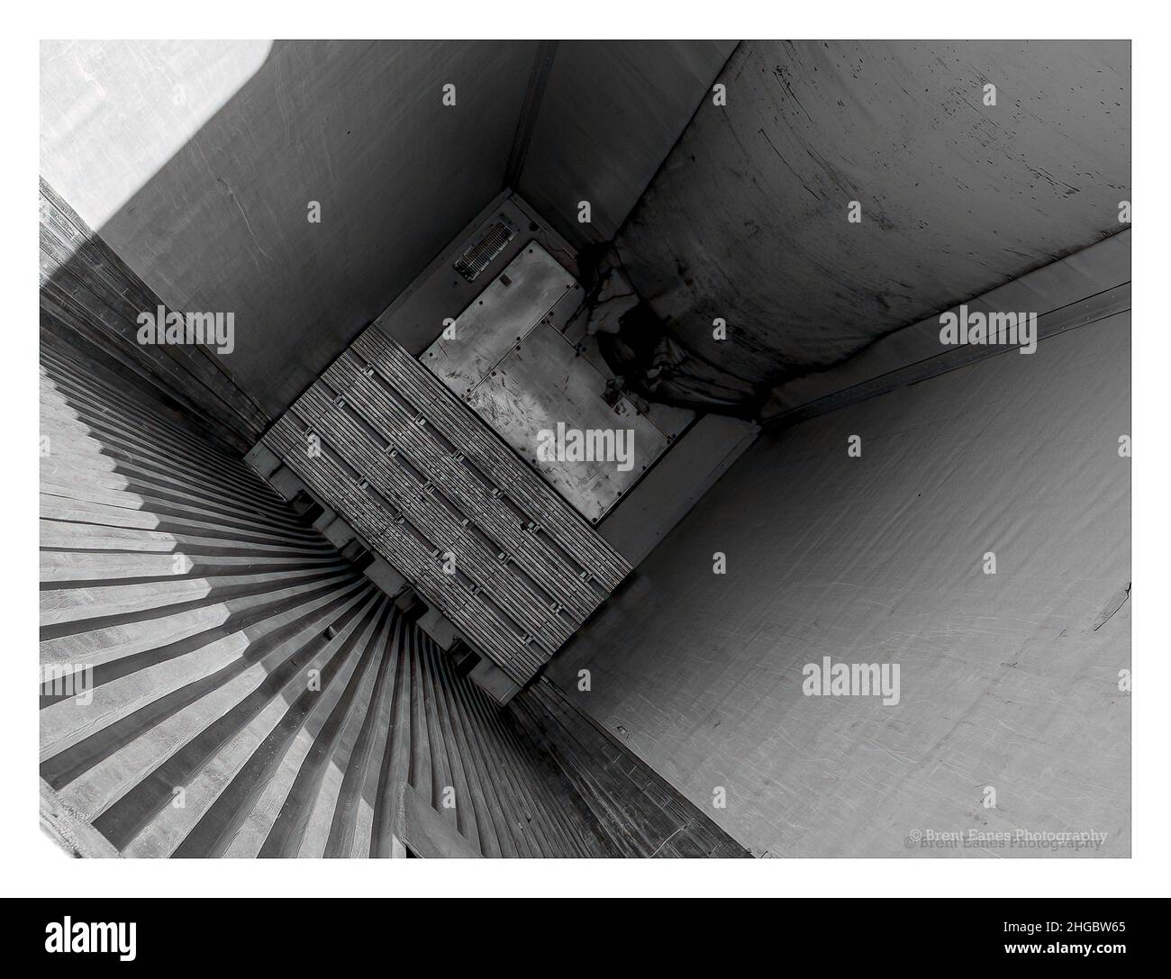 Abstrakte Ansicht, damit Sie anhalten und sehen, ob Sie herausfinden können, was das ist. Die Ansicht ist im Heck eines Sattelschleppers. Stockfoto