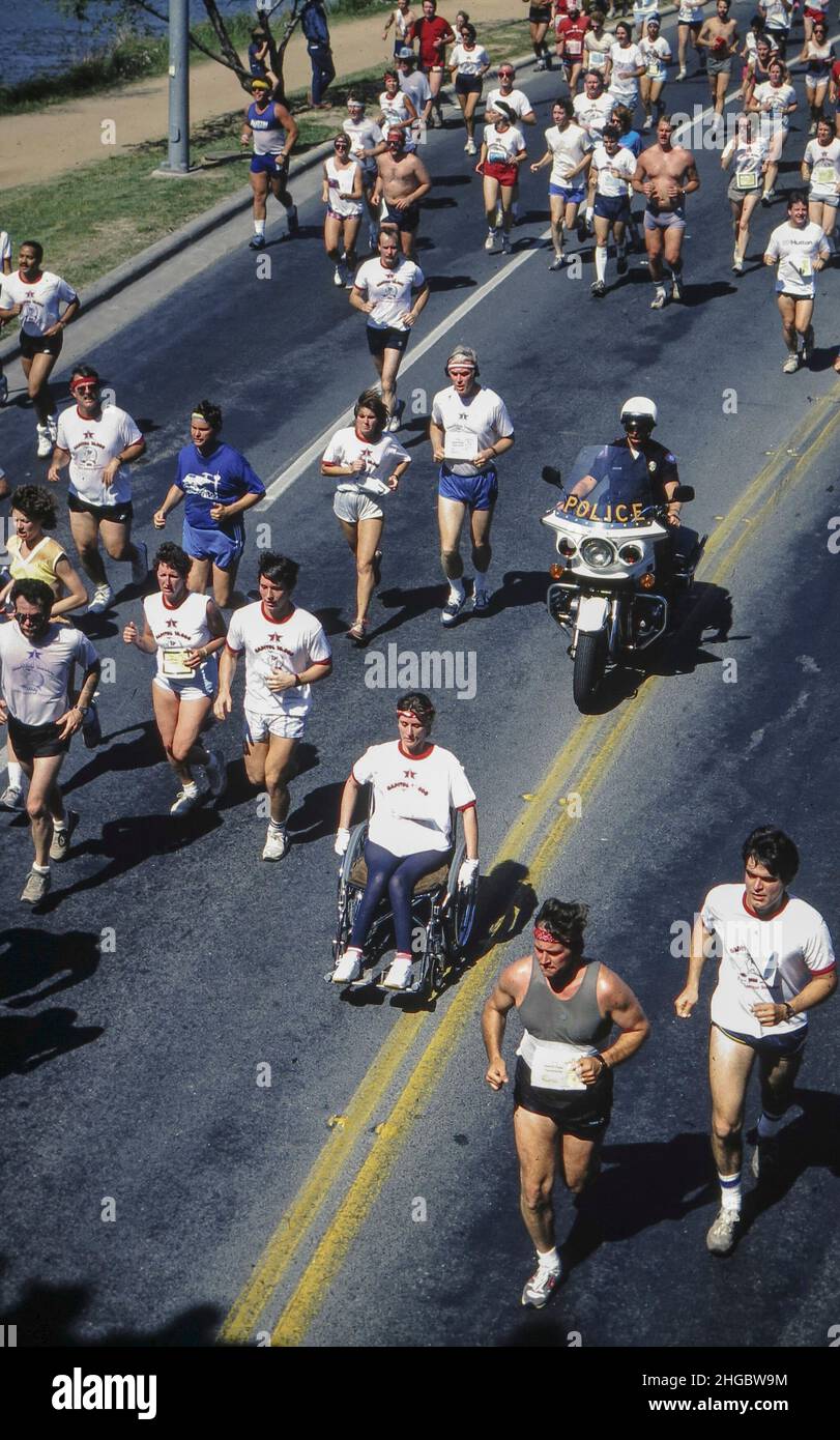 Austin, Texas USA 1989: Capitol 10.000 footrace durch die Innenstadt von Austin. ©Bob Daemmrich Stockfoto