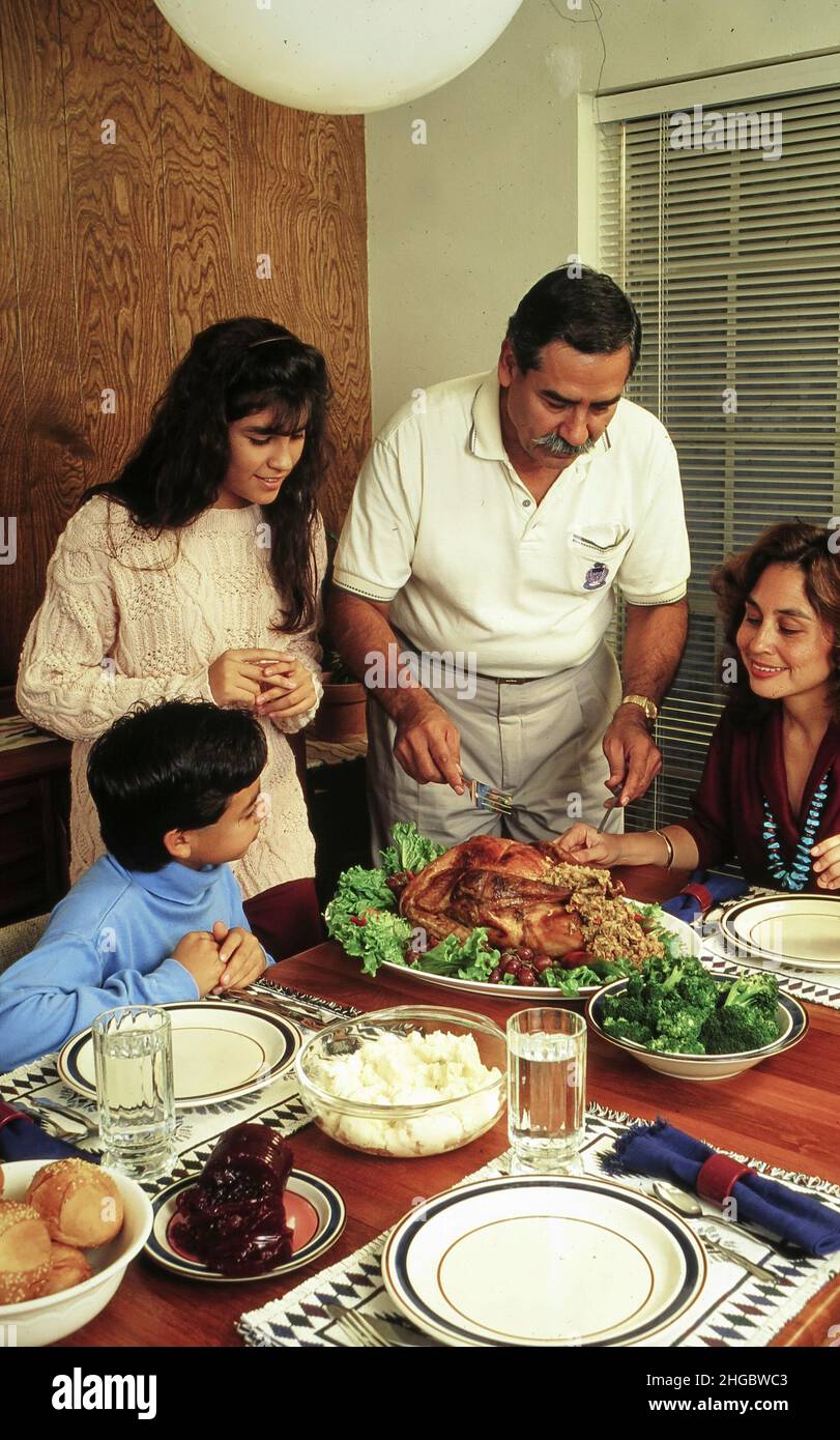 Austin, Texas USA 1990: Thanksgiving Dinner mit einer hispanischen Familie der Mittelklasse in Austin, Texas. MR es-0318 Modellversion ©1990 Bob Daemmrich Stockfoto