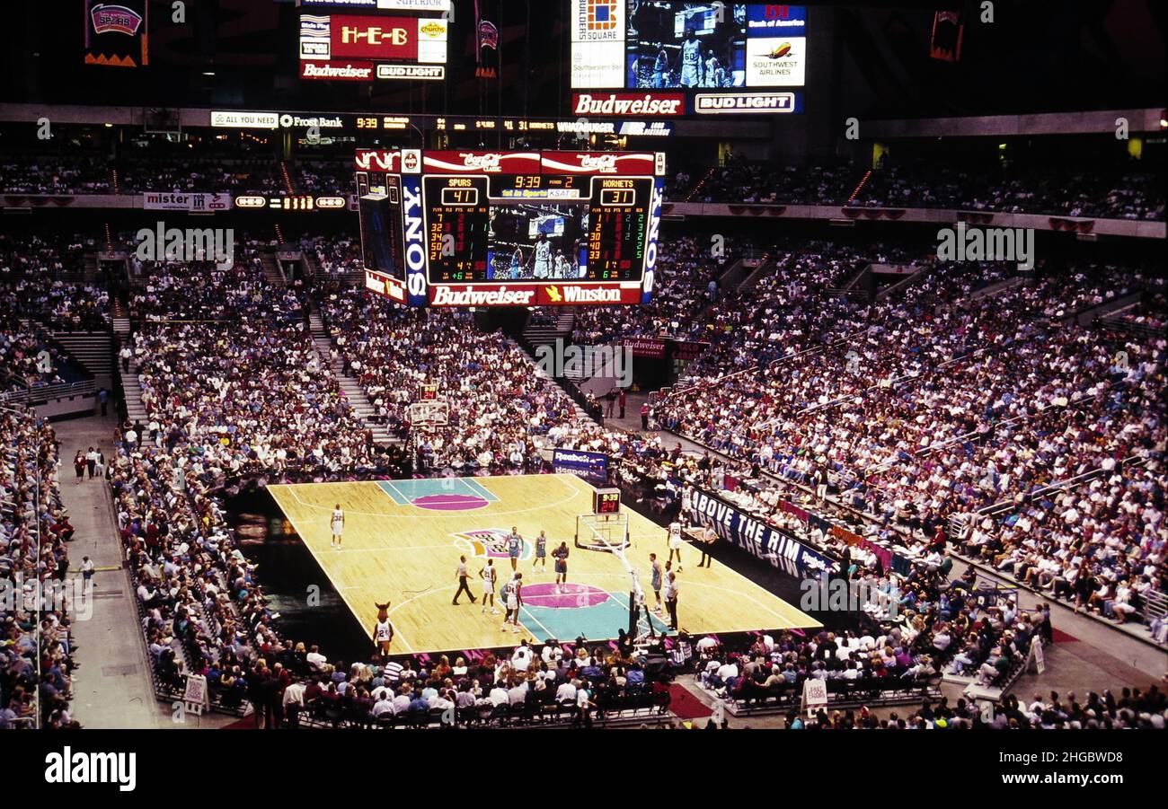 San Antonio, Texas 1998: San Antonio Spurs gegen Hornets im Alamodome, NBA Basketball. XX Stockfoto