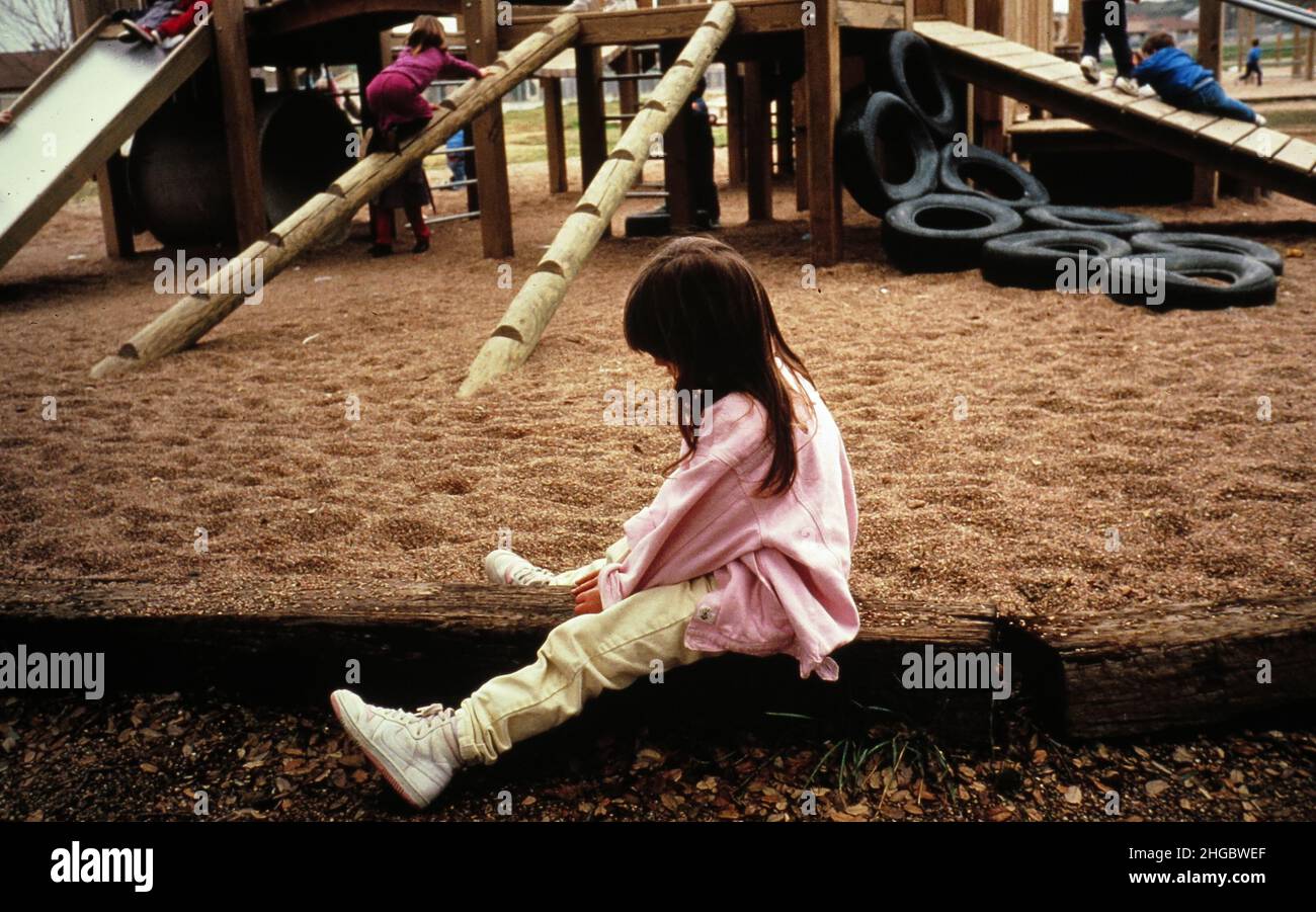 Austin, Texas USA 1993: Einsames Mädchen auf dem Spielplatz, Walnut Creek Elementary School. Keine Freigabe XX Stockfoto