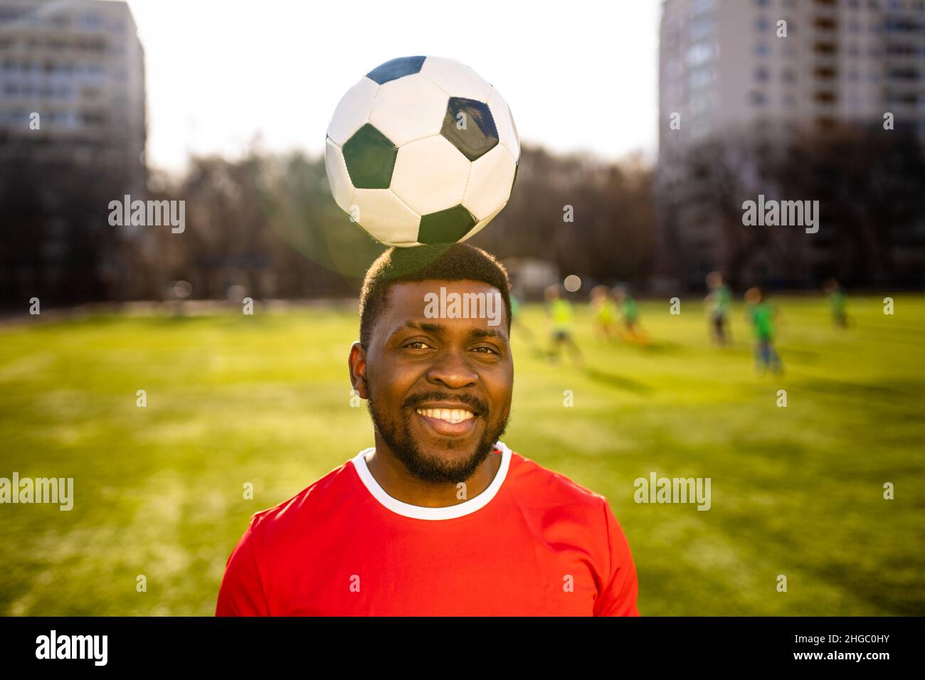 brasilianischer Fußballspieler im Stadion tritt Ball für das Tor im Freien zu gewinnen Stockfoto