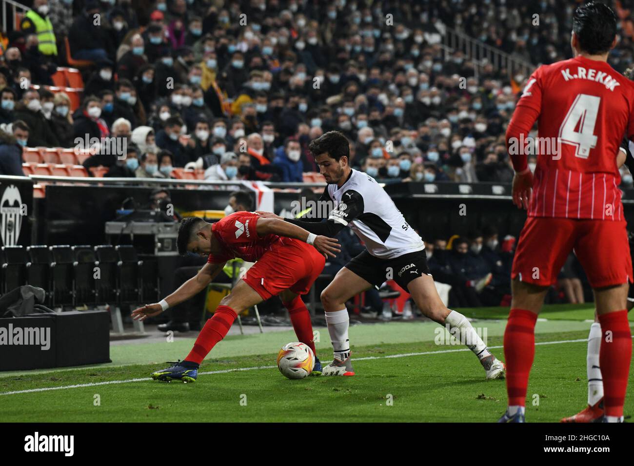 VALENCIA - 19. JANUAR: Hugo Guillamón von Valencia kämpft während des La Liga-Spiels zwischen Valencia und Sevilla im Mestalla-Stadion am 19. Januar 2022 in Valencia, Spanien, um den Ball mit Acuña von Sevilla. (Foto von Sara Aribó/PxImages) Credit: Px Images/Alamy Live News Stockfoto