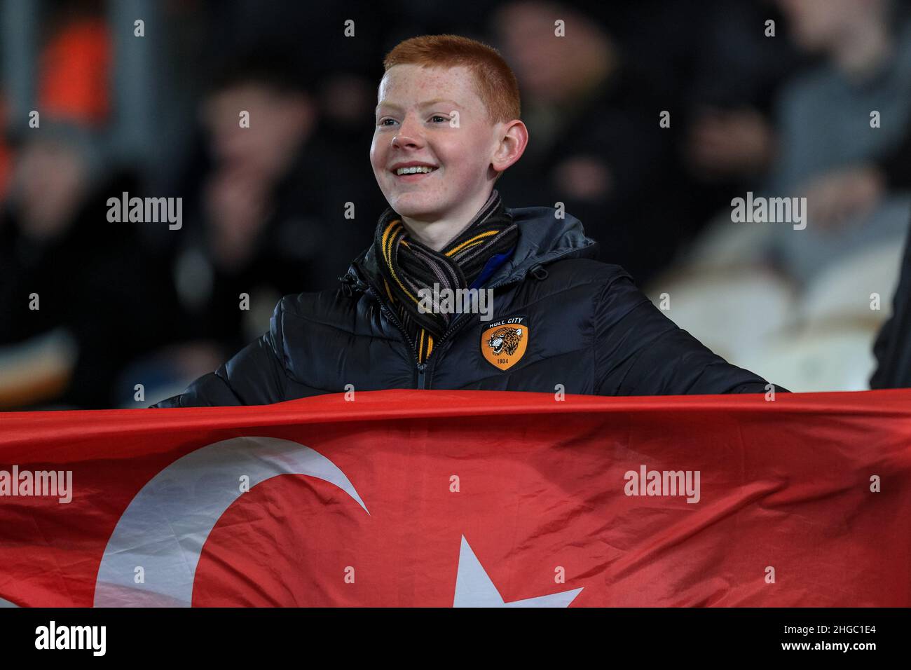 Ein junger Unterstützer von Hull City hält vor dem ersten Spiel des neuen Besitzers Acun Ilicali eine türkische Flagge hoch Stockfoto