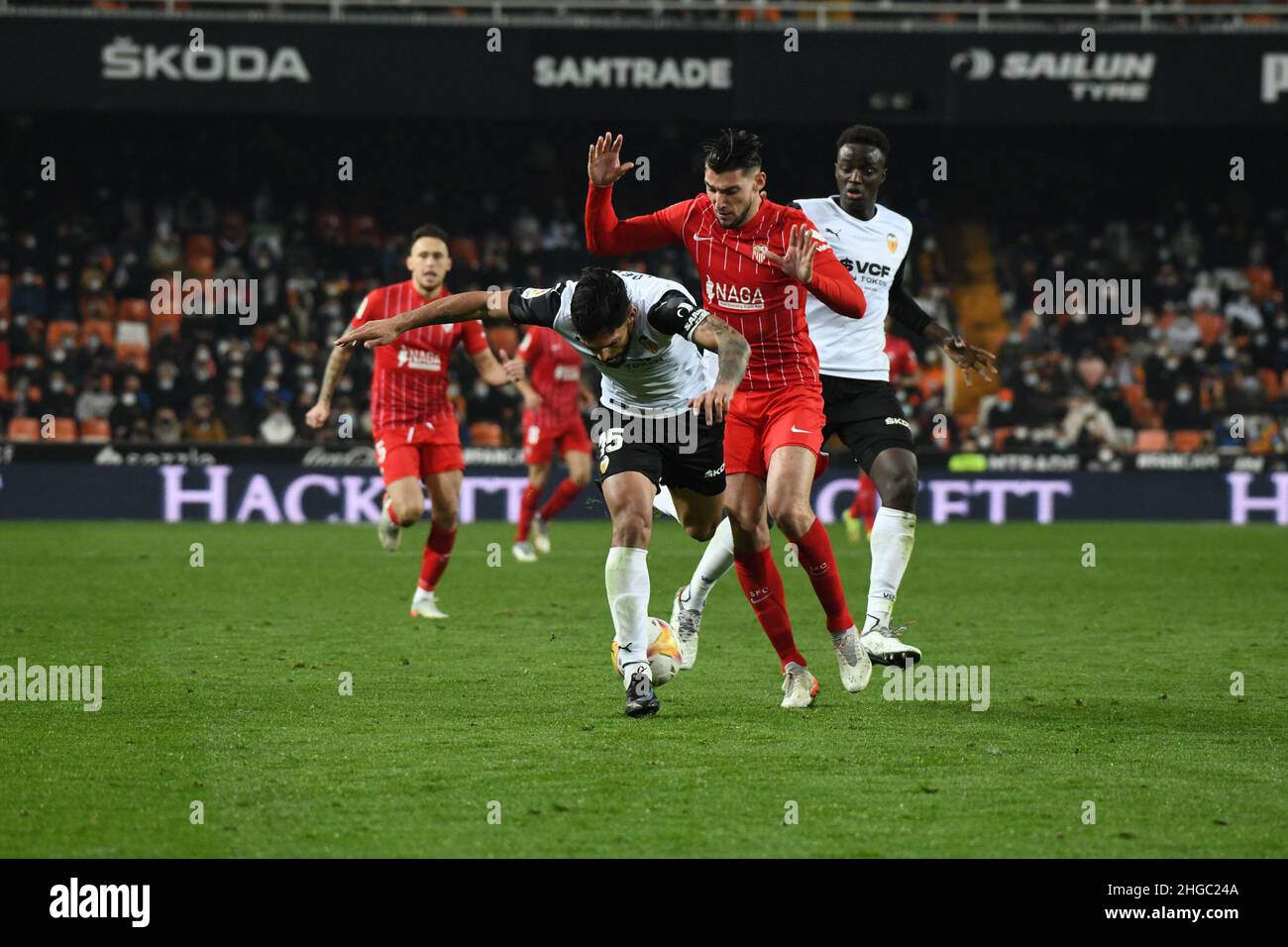 Valencia, Valencia, Spanien. 19th Januar 2022. VALENCIA - JANUAR 19: Omar Alderete aus Valencia kämpft während des La Liga-Spiels zwischen Valencia und Sevilla im Mestalla-Stadion am 19. Januar 2022 in Valencia, Spanien, um den Ball mit Rafa mir aus Sevilla. (Bild: © Sara Arib/PX Imagens via ZUMA Press Wire) Stockfoto