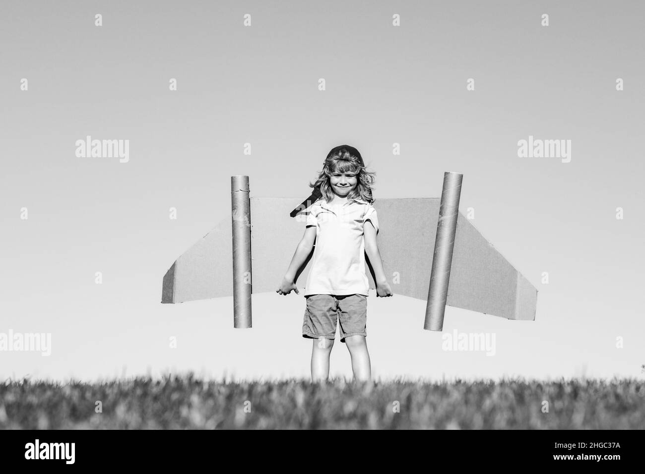 Kind mit Jet Pack Superhelden. Kind Pilot vor Sommerhimmel Hintergrund. Erfolg, Leader und Sieger Konzept. Fantasie, Freiheit für Kinder. Stockfoto