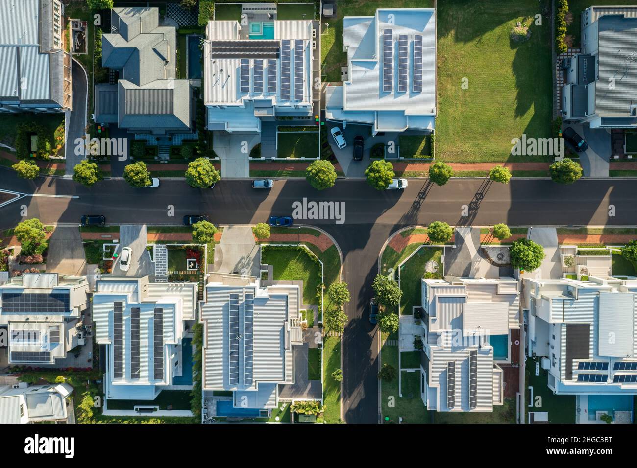 Luftaufnahme von oben nach unten von der Nachbarschaft der modernen Prestige-Häuser in einem Vorort von Sydney, Australien. Stockfoto