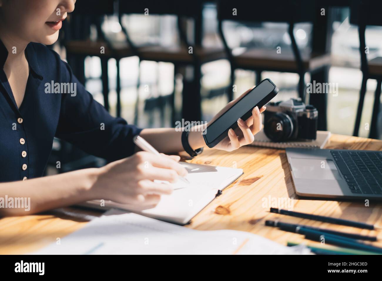 Eine Geschäftsfrau vervollständigt KYC mithilfe eines Online-Banking-Programms, um ein digitales Sparkonto zu eröffnen. Die Definition von Cyber-Sicherheit. Stockfoto