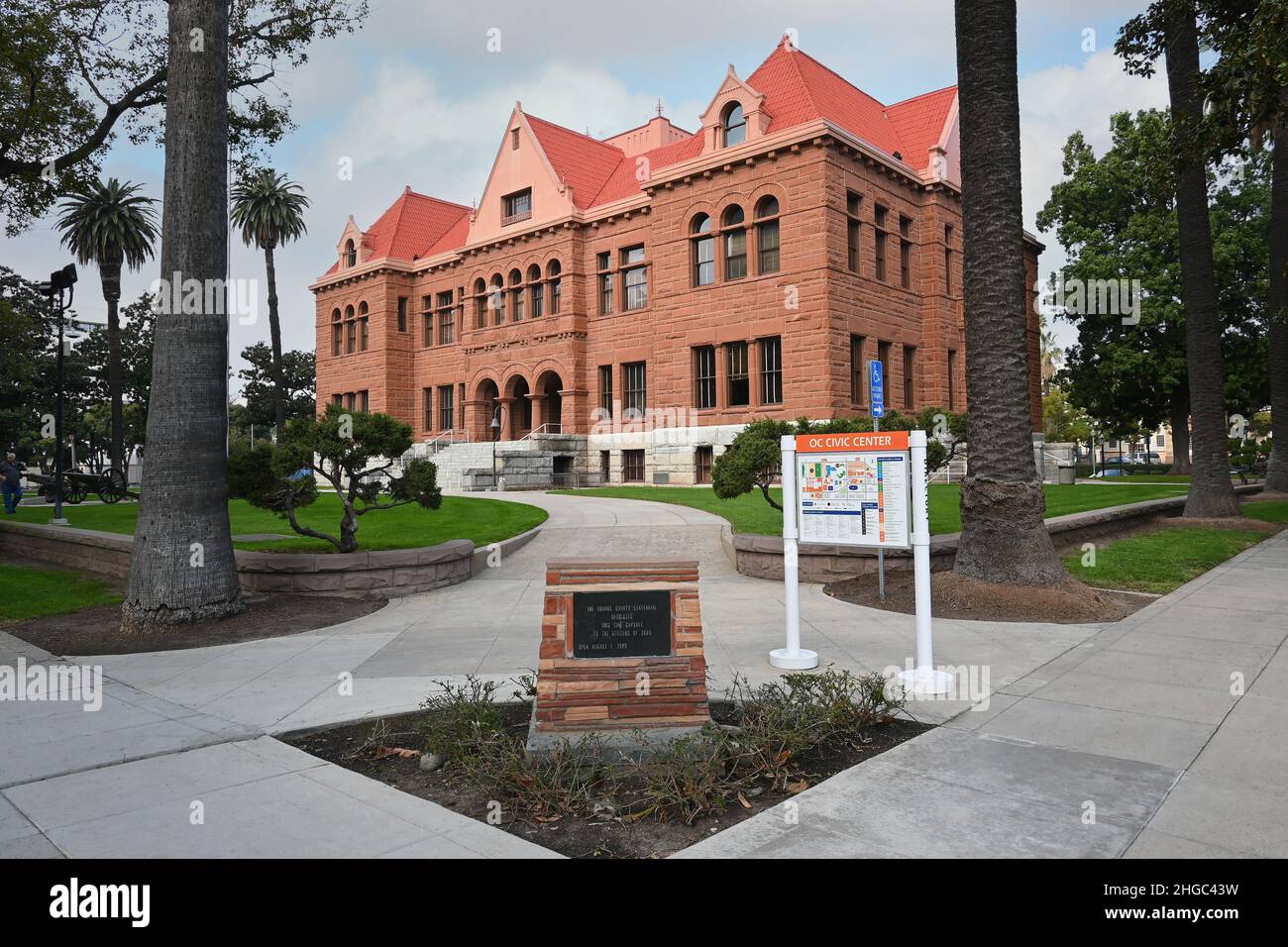 SANTA ANA, CA - 19. JAN 2022: Das Old Orange County Courthouse und die Zeitkapsel-Plakette das historische Wahrzeichen von Santa Ana, Kalifornien, befindet sich auf der National-Website Stockfoto