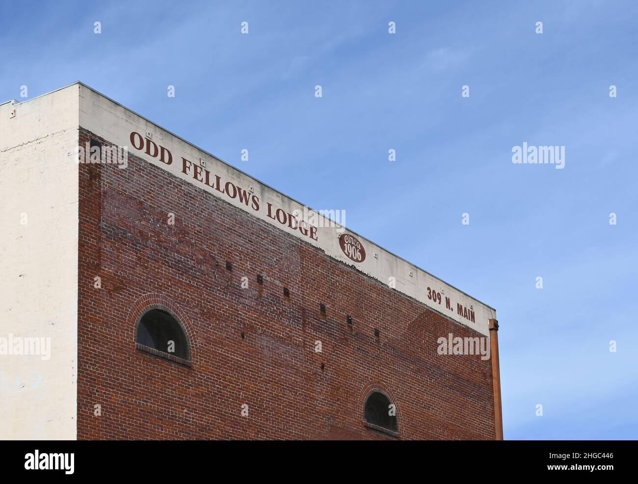 SANTA ANA, KALIFORNIEN - 12. JAN 2022: Das alte Odd Fellows Lodge Building an der Main Street in Downtown Santa Ana. Stockfoto