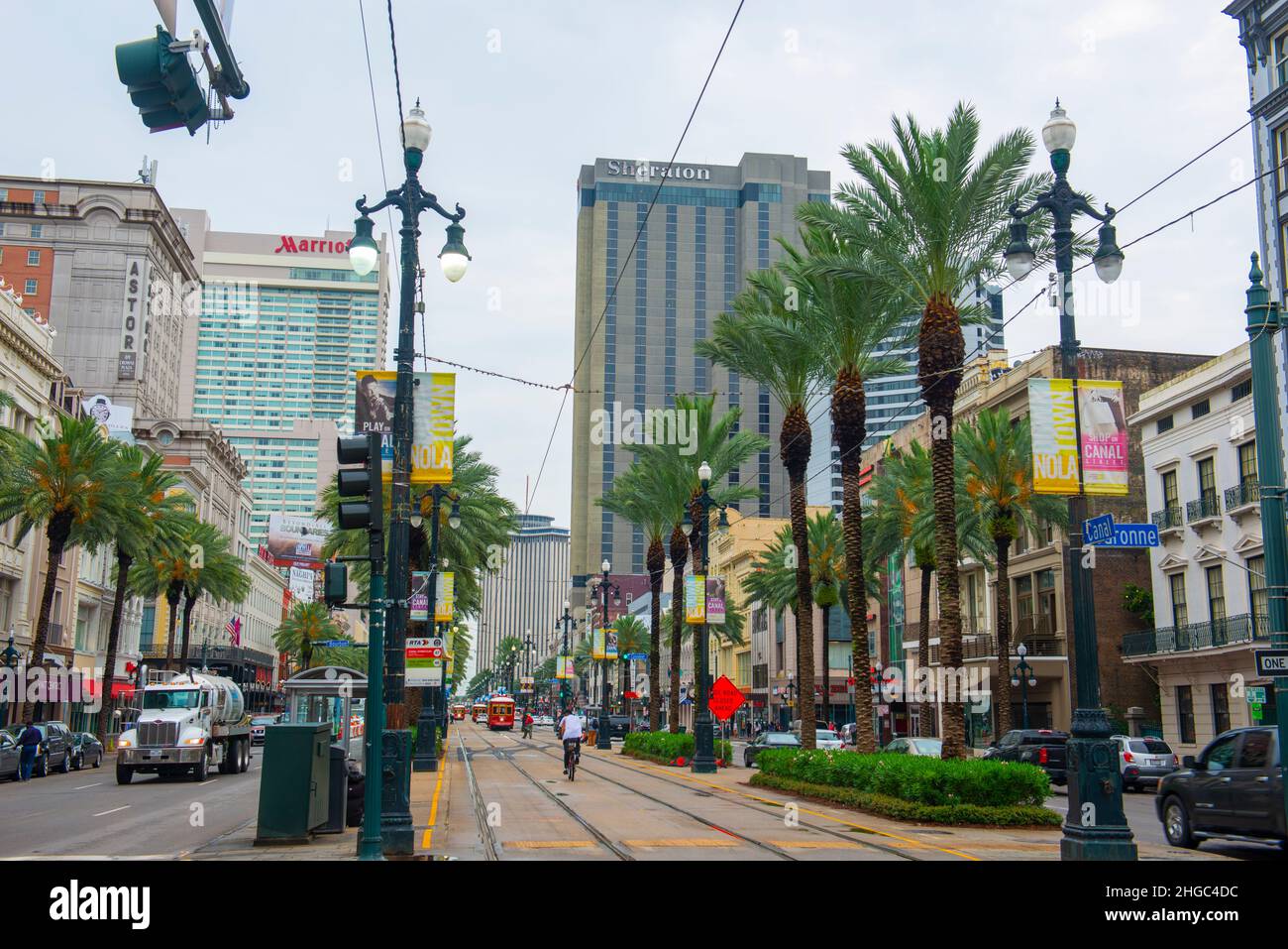 Historische Geschäftsgebäude, darunter Marriott und Sheraton Hotel an der Canal Street in der Dauphine Street im French Quarter in New Orleans, Louisiana, LA, Stockfoto