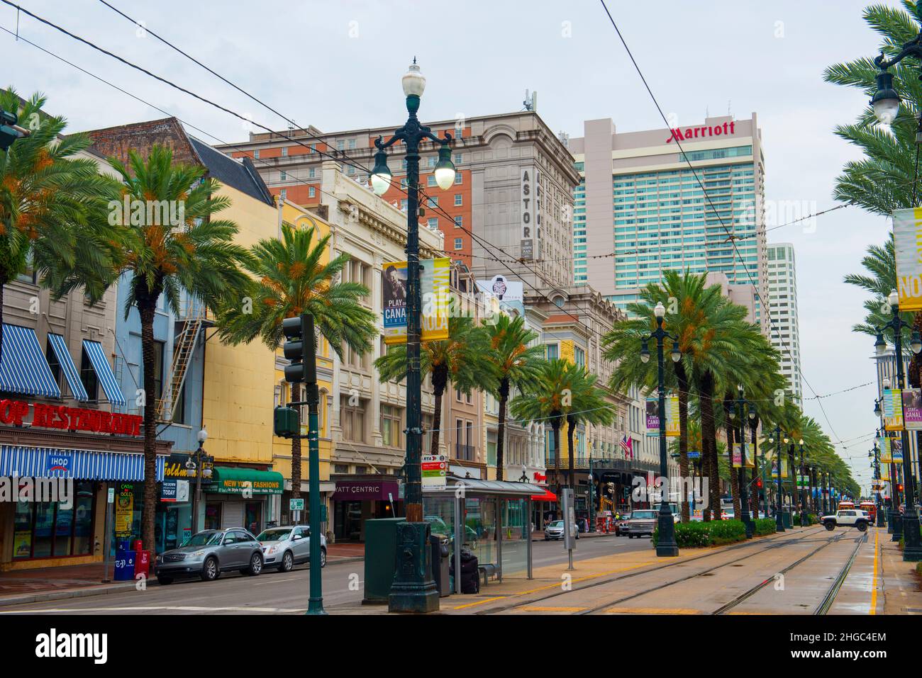 Historische Geschäftsgebäude, darunter Marriott und Sheraton Hotel an der Canal Street in der Dauphine Street im French Quarter in New Orleans, Louisiana, LA, Stockfoto