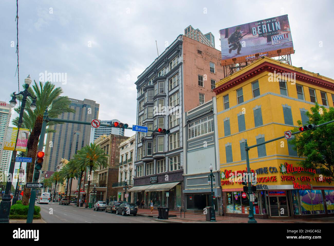 Historische Geschäftsgebäude, darunter Marriott und Sheraton Hotel an der Canal Street in der Dauphine Street im French Quarter in New Orleans, Louisiana, LA, Stockfoto