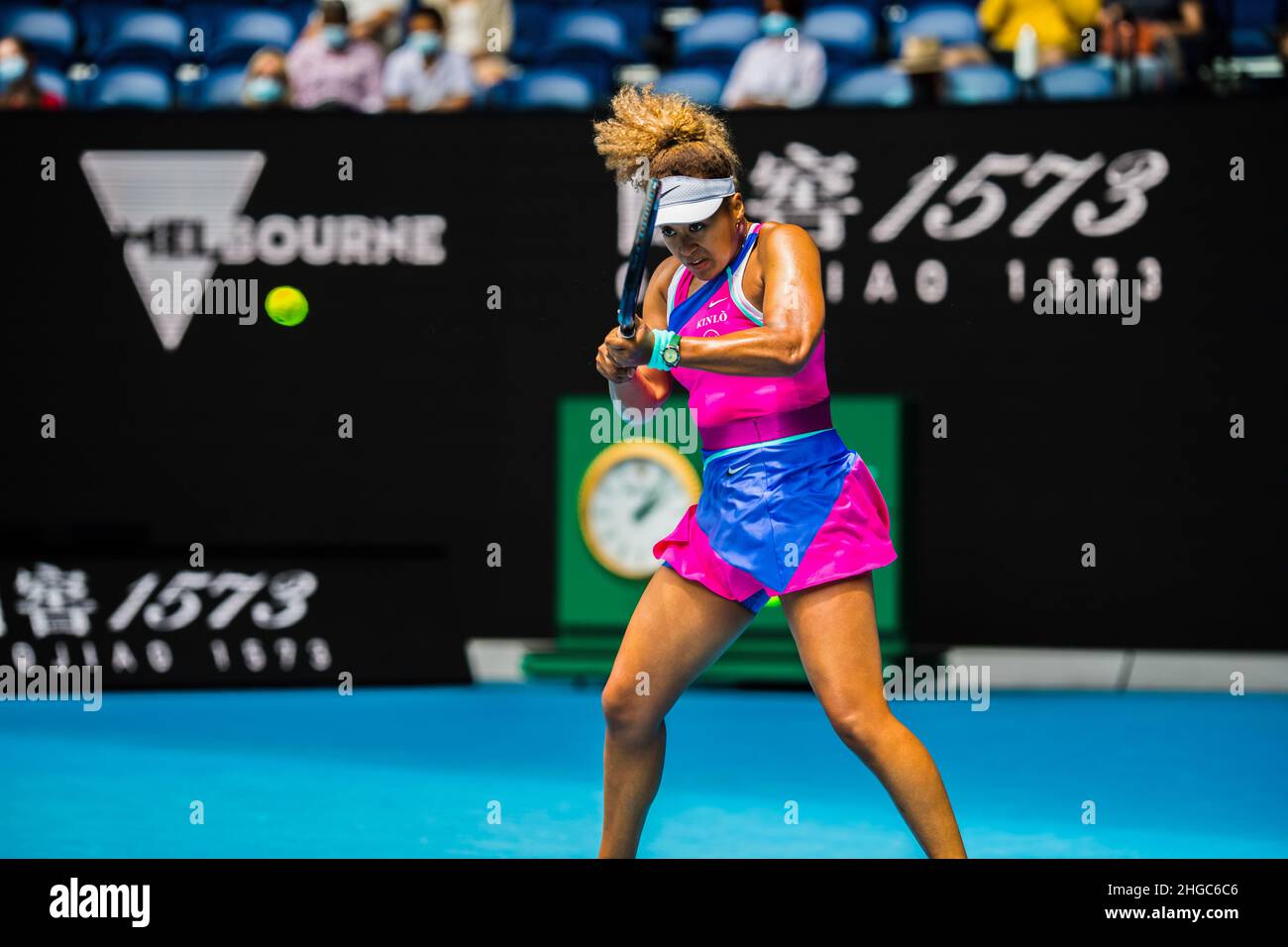 Die Japanerin Naomi Osaka in Aktion während des Australian Open 2022 Round 1-Spiels des Grand Slams gegen Camila Osorio aus Kolumbien in der Rod Laver Arena im Melbourne Olympic Park. Endnote; Naomi Osaka 6:3 Camila Osorio. Stockfoto