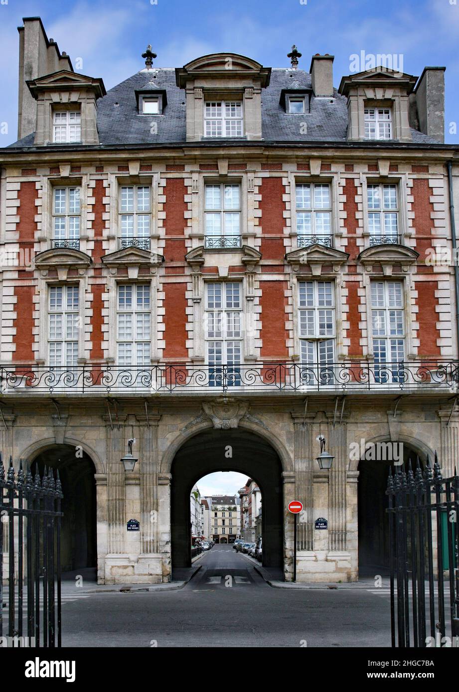 Torbogen Eingang zum Place des Vosges in Paris, ein Block von einheitlich gestalteten Stadthäusern aus dem Jahr 1600s Stockfoto