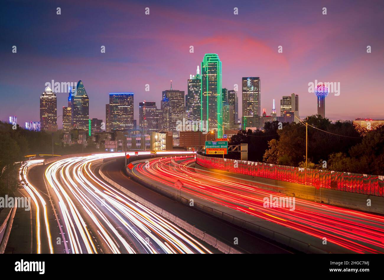 Skyline von Dallas in der Dämmerung, Texas, USA Stockfoto