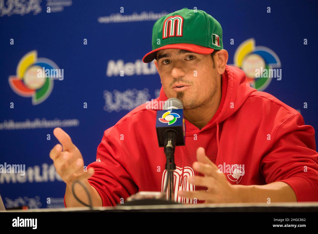 Jorge Cantu aus mexiko bei einer Pressekonferenz. Fanatica del equipo de Estadounidense vestida con la Bander ade USA y sombrero del Tio SAM. Baseballspiel Mexiko vs USA, während des World Baseballspiels 2013 in Phoenoix Arozona, USA ........(© Foto von Luis Gutierrez) juego de besbol Mexiko vs USA, durante el Clasico Mundial de Beisbol 2013 en Phoenoix Arozona, USA Stockfoto