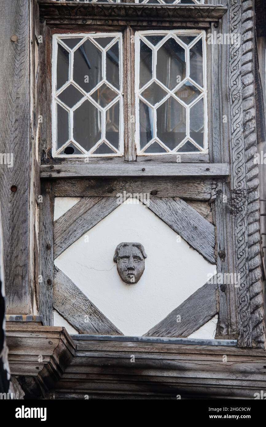 Die Federn Hotel Holzgesicht Schnitzerei. Ein Gebäude aus dem 17th. Jahrhundert mit Holzrahmen. Ludlow, Shropshire, England Stockfoto