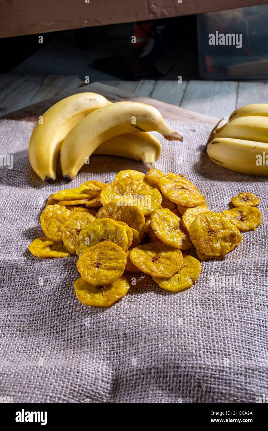 Banana Chips, ist ein traditioneller indonesischer Snack, der aus geschnittenen ​​bananas hergestellt wird, die durch Braten getrocknet und dann mit Zuckersüßstoff oder anderen Geschmackstoffen hinzugefügt werden. Stockfoto