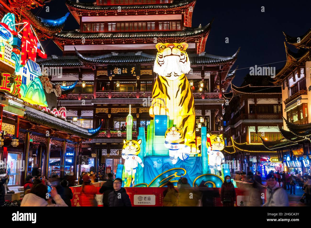 Das Jahr des Tigers ist eine Dekoration für das chinesische Neujahr in der touristischen ‘Shanghai Old Town’ mit traditionellen Gebäuden in Shanghai, China. Stockfoto