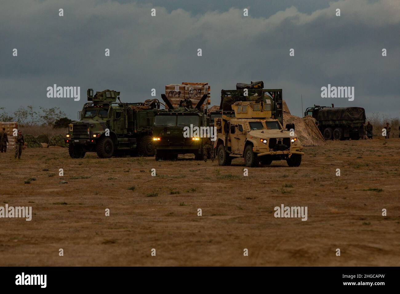 U.S. Marines with Combat Logistics Bataillon 5, Combat Logistics Regiment 1, 1st Marine Logistics Group, bereiten sich während der Übung Steel Knight 22 (SK-22) in Camp Pendleton, Kalifornien, auf einen Nachschub-Konvoi vor, 2021. Dezember 9. SK-22 ist eine jährlich von der Marine Division 1st geleitete Trainingsübung, die es dem Navy-Marine-Corps-Team ermöglicht, in einer realistischen Umgebung mit kombinierten Waffen zu operieren, um die Taktik, Techniken und Verfahren des Marinekriegs zu verbessern. (USA Marine Corps Foto von Lance CPL. Mackenzie Binion) Stockfoto