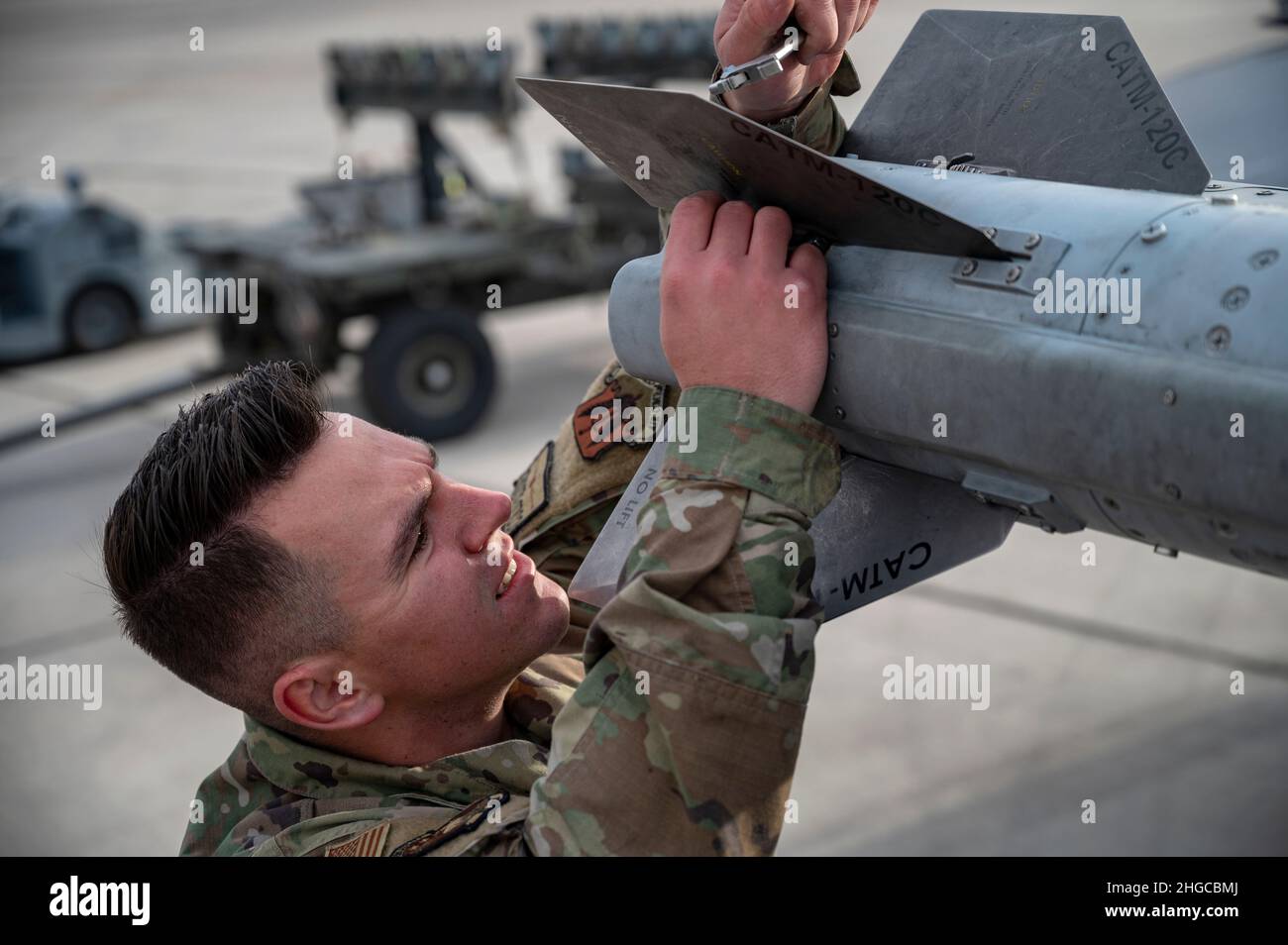 Senior Airman Dalton Hottle, Mitglied der Waffenlader-Crew der Viper Aircraft Maintenance Unit, überprüft seine Arbeit während des Wettbewerbs Load Crew of the Year auf der Nellis Air Force Base, Nevada, am 13. Januar 2022. Die Teams kämpfen während des jährlichen Events um ihre Rechte. (USA Luftwaffe Foto von William R. Lewis) Stockfoto