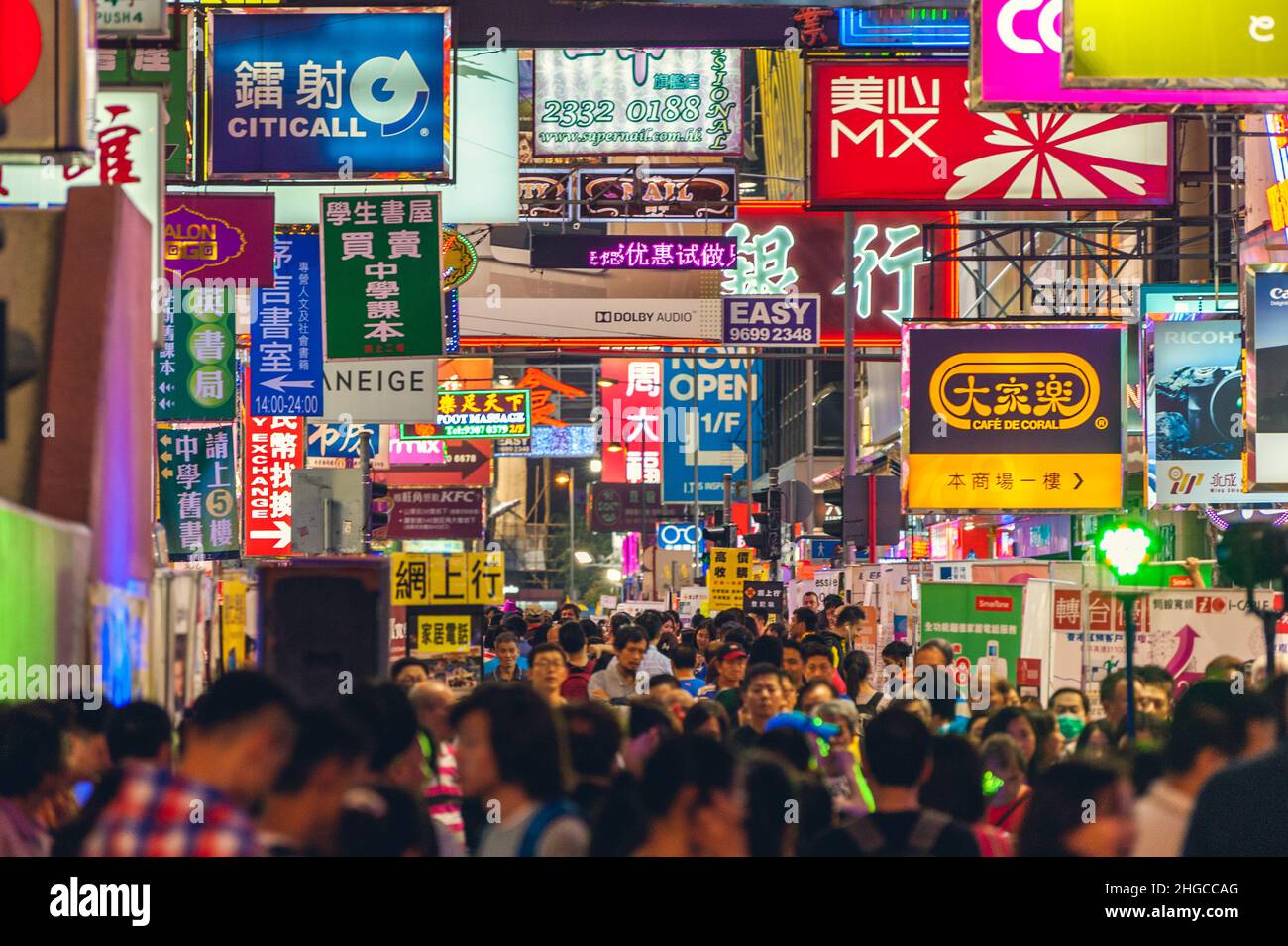 1. Mai 2015: Bunte Neonwerbung in den belebten Straßen von Kowloon, Hongkong, china bei Nacht. Es ist eine ikonische Szenerie Stockfoto