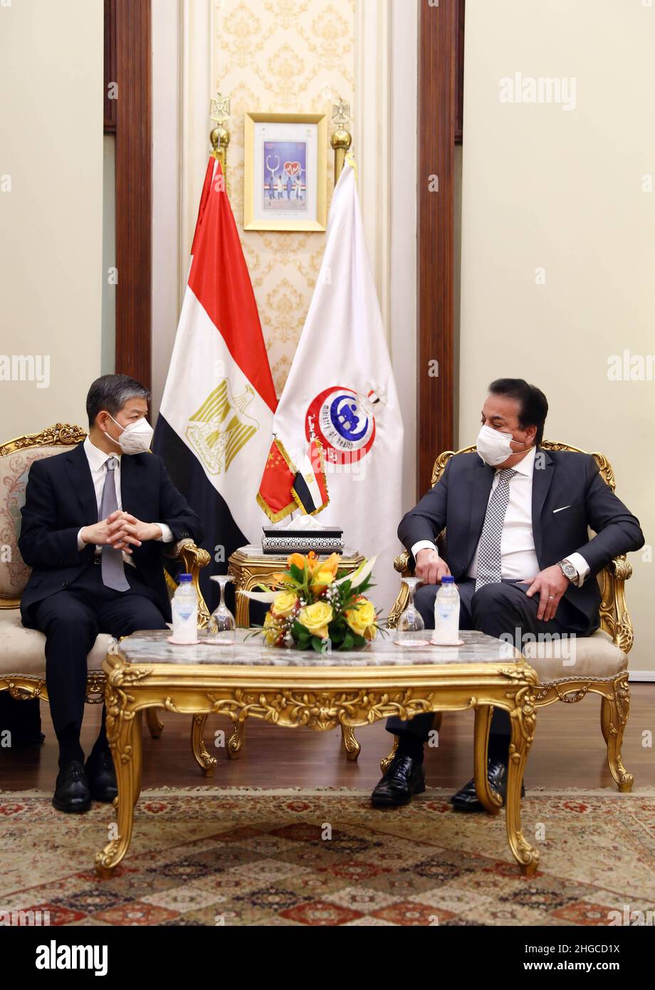 Kairo, Ägypten. 18th Januar 2022. Der chinesische Botschafter in Ägypten, Liao Liqiang (L), hält Gespräche mit dem ägyptischen Gesundheitsminister Khaled Abdel-Ghaffar in Kairo, Ägypten, am 18. Januar 2022. Das chinesische Biopharmazeutikunternehmen Sinovac hat eine Kooperationsvereinbarung mit der ägyptischen Holding für biologische Produkte und Impfstoffe unterzeichnet, um in Ägypten eine Kühllager für die Lagerung und Konservierung von Impfstoffen einzurichten, sagte die chinesische Botschaft in Ägypten am Mittwoch. Quelle: Ahmed Gomaa/Xinhua/Alamy Live News Stockfoto