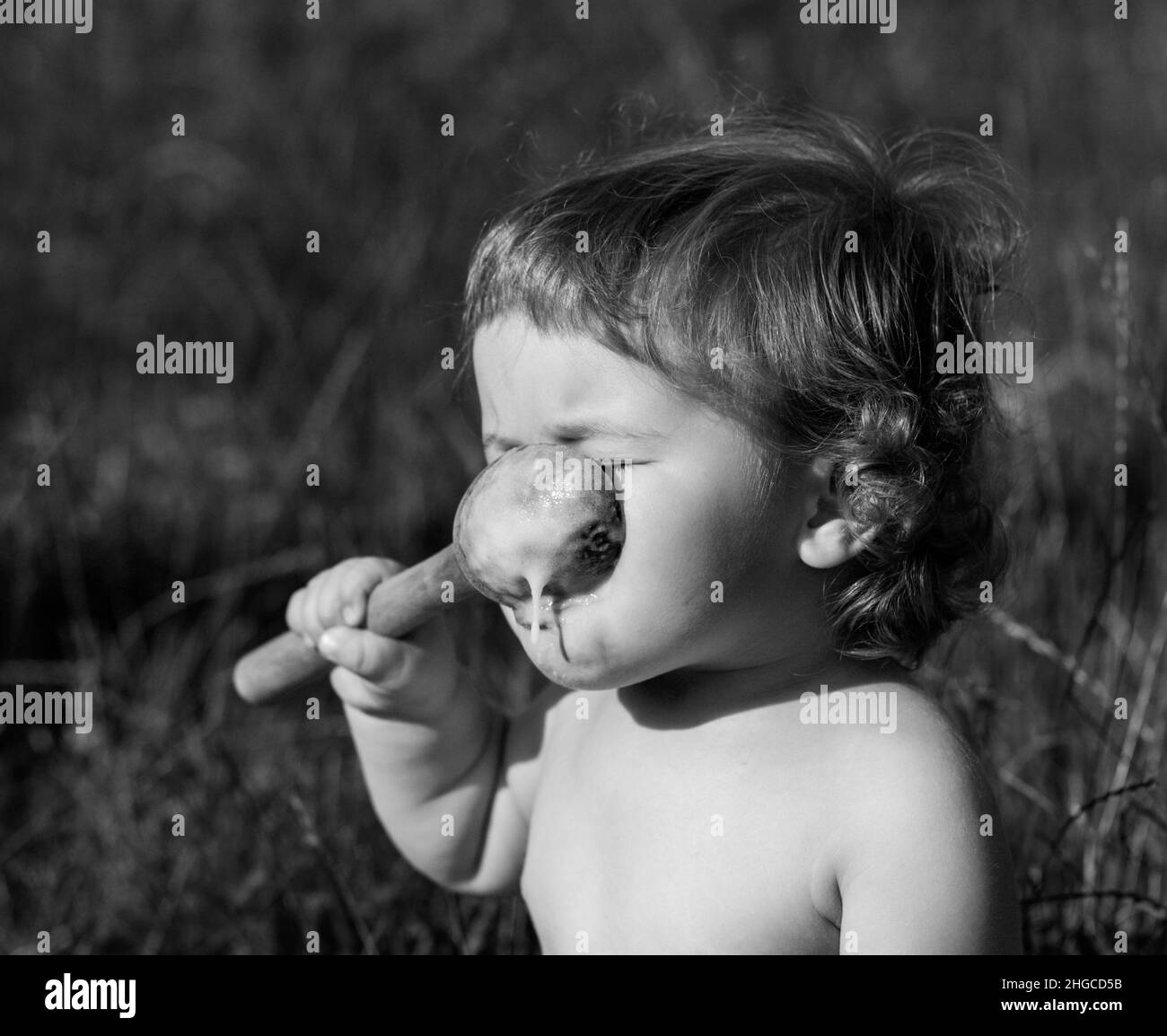 Lachend essen Baby Mädchen mit schmutzigem Gesicht. Stockfoto