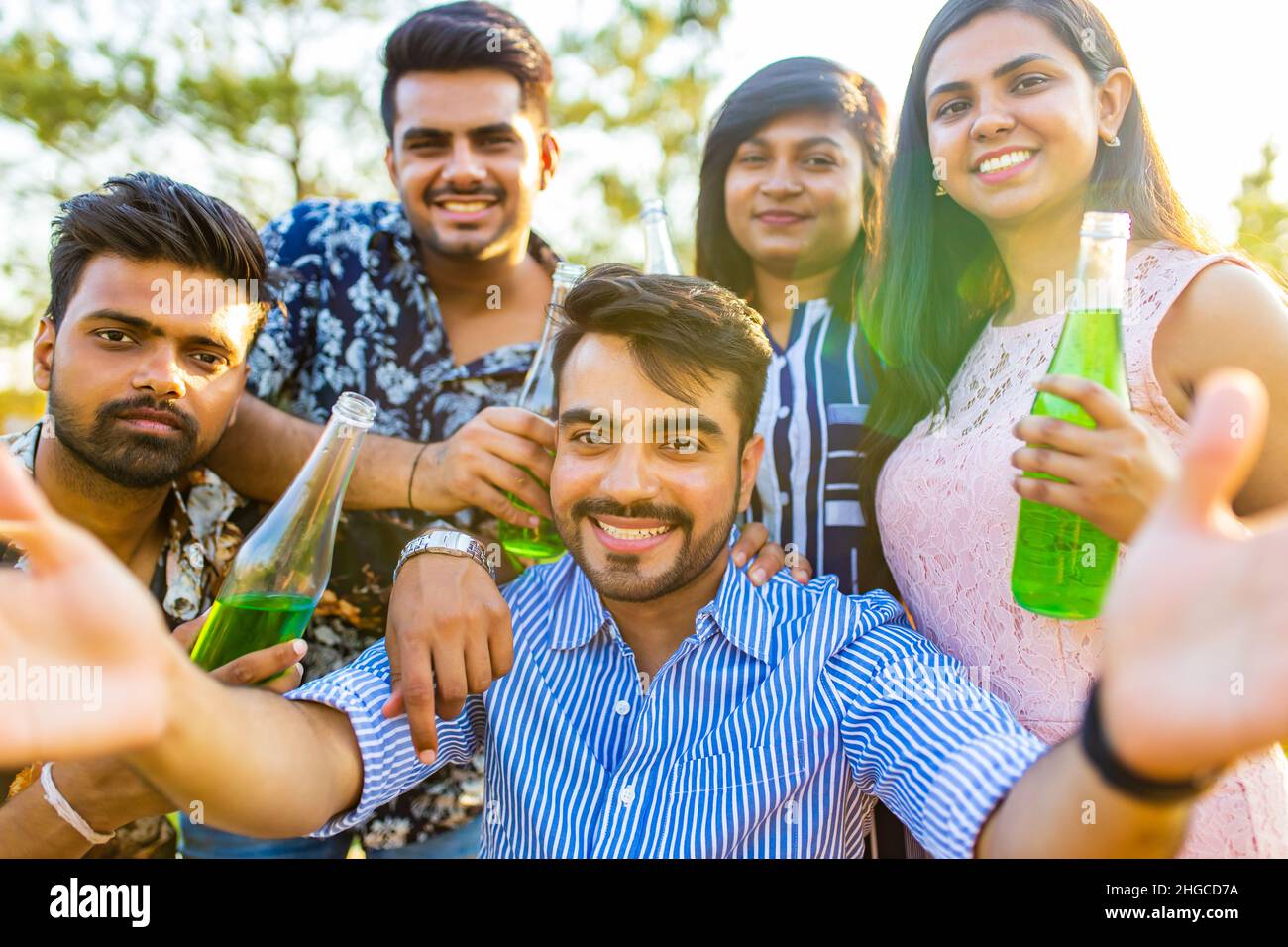 Multiethnische Menschen verbringen Zeit miteinander, um Selfie mit Limonade zu machen Stockfoto