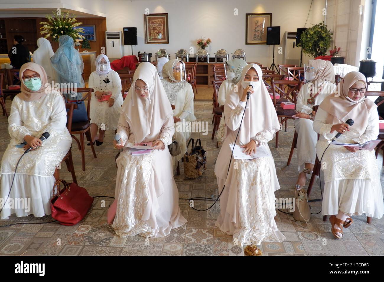 Jakarta, Indonesien - Dezember 2020 : Eine Gruppe muslimischer Frauen trägt eine Gesichtsmaske in einem Raum. Stockfoto