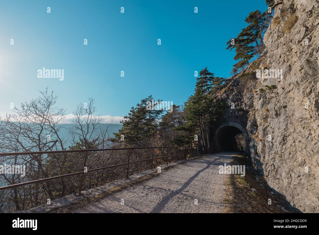 Blick von der ehemaligen Bahnstrecke zwischen Triest und Kozina, über das Tal von Glinscica oder Rosandra an einem sonnigen Wintertag. Blick auf einen der Tunnel Stockfoto