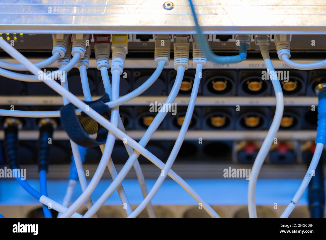 Internet-utp- oder Netzwerkkabel, die an einem Router oder Switch an einer tv-Produktionsengine oder -Box angeschlossen sind. Rückansicht eines Schaltfelds für Live-tv-Produktionen. Stockfoto