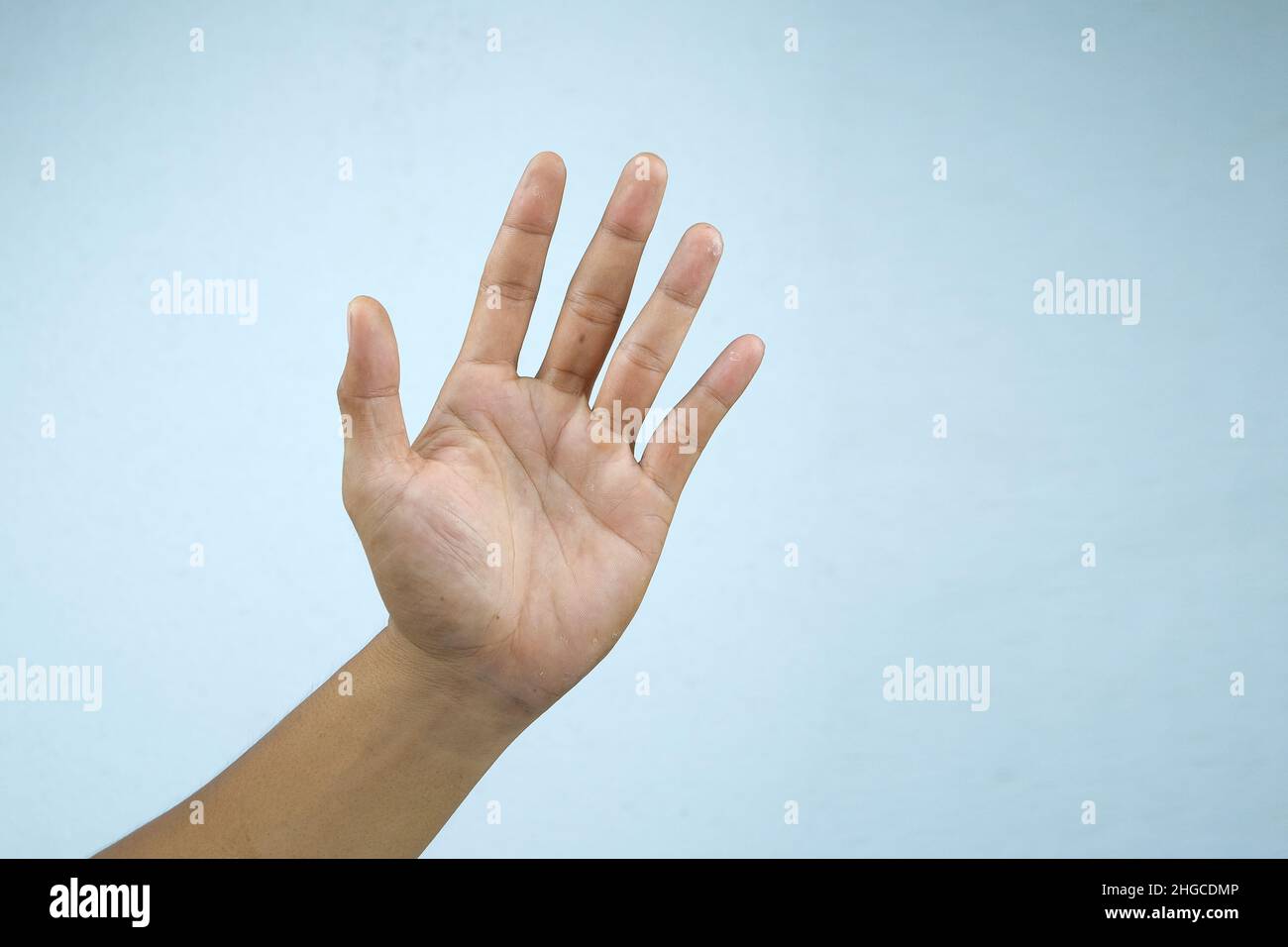 Die Hand des Mannes, die isoliert auf einem weißen Hintergrund gestikuliert. Stockfoto