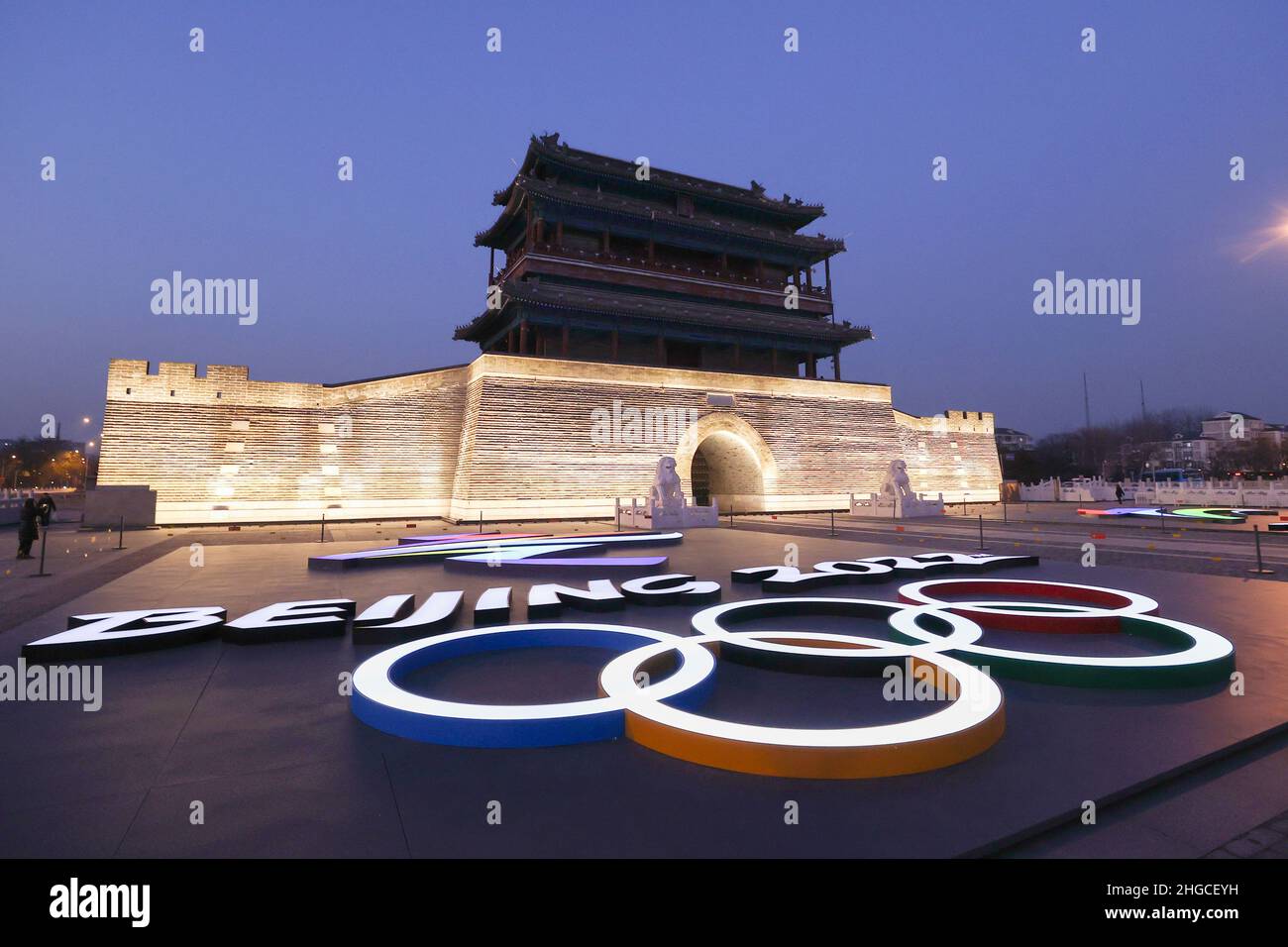 Peking, Peking, China. 20th Januar 2022. Am 18. Januar 2022 wurde das riesige Emblem der Olympischen Winterspiele 2022 und der Paralympischen Winterspiele in Peking auf dem Yongdingmen-Platz in Peking platziert. Es wird davon ausgegangen, dass die beiden Embleme 23 Meter lang bzw. 20 Meter breit sind. Die winterolympische Atmosphäre auf den Straßen Pekings wird immer stärker. (Bild: © SIPA Asia via ZUMA Press Wire) Stockfoto