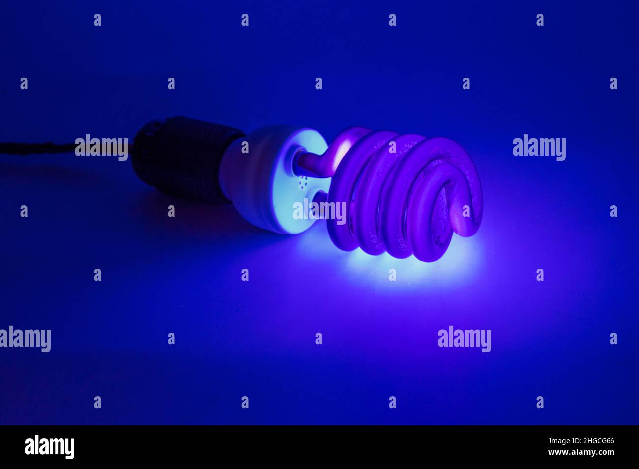 Kompakte UV - ultraviolette CCFL - Cold Cathode Leuchtstofflampe auf weißer Oberfläche Stockfoto