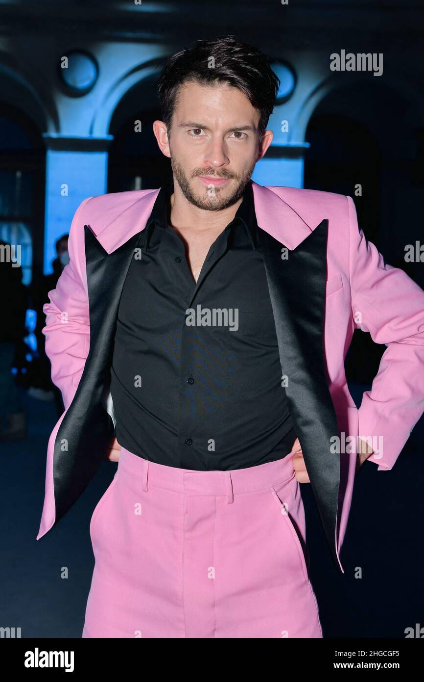 Paris, Frankreich. 19th Januar 2022. Jonathan Bailey nimmt an der Herbst-Winter-Show AMI Front Row Meanswear 2022/2023 im Rahmen der Paris Fashion Week am 19. Januar 2022 in Paris, Frankreich, Teil. Foto von Jana Call Me J/ABACAPRESS.COM Quelle: Abaca Press/Alamy Live News Stockfoto