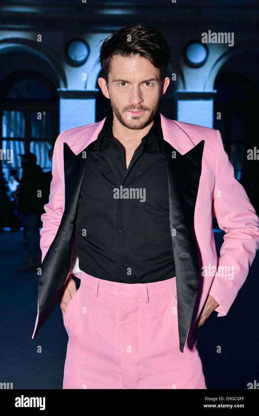 Paris, Frankreich. 19th Januar 2022. Jonathan Bailey nimmt an der Herbst-Winter-Show AMI Front Row Meanswear 2022/2023 im Rahmen der Paris Fashion Week am 19. Januar 2022 in Paris, Frankreich, Teil. Foto von Jana Call Me J/ABACAPRESS.COM Quelle: Abaca Press/Alamy Live News Stockfoto