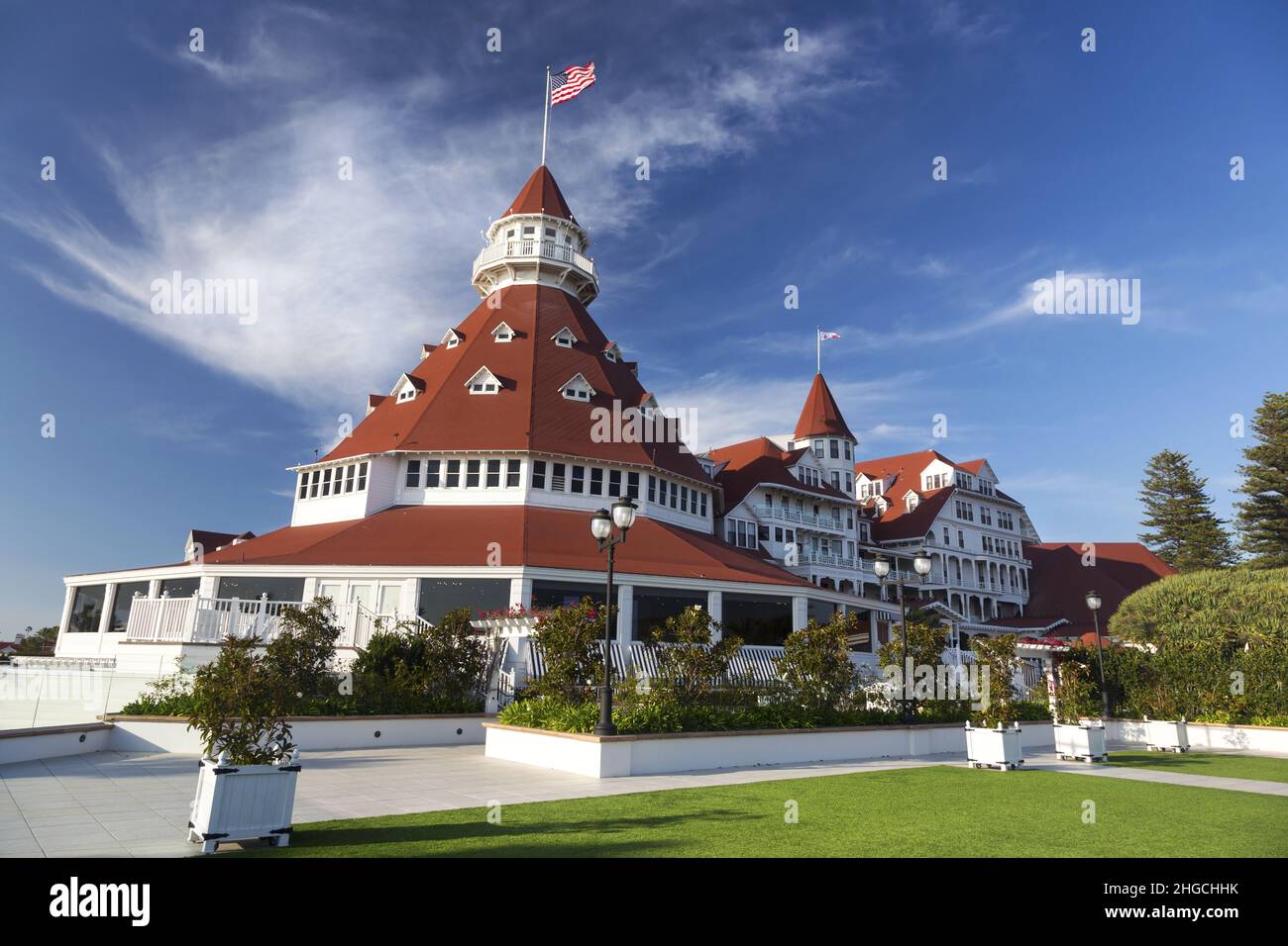 Historisches Hotel Del Coronado Außenansicht des Gebäudes am Pazifik mit blauem Himmel an einem sonnigen Wintertag in San Diego Südkalifornien, USA Stockfoto