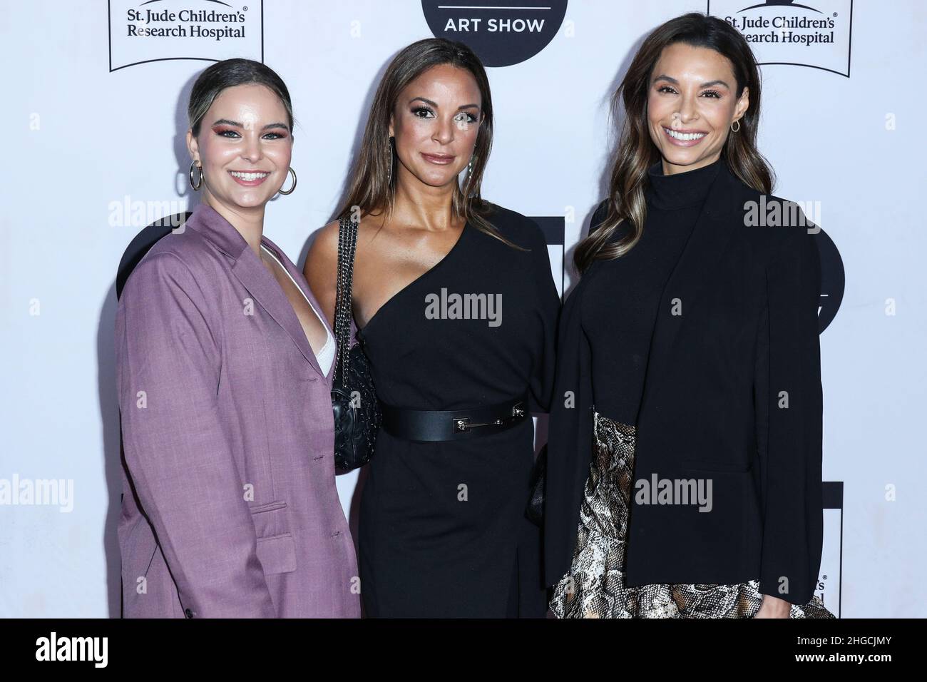 Los Angeles, Usa. 19th Januar 2022. LOS ANGELES, KALIFORNIEN, USA – JANUAR 19: Kaya McKenna Callahan, Mutter/Schauspielerin Eva LaRue und Tante Lara LaRue Rutherford kommen zur jährlichen LA Art Show Opening Night Gala 27th zugunsten des St. Jude Children's Research Hospital, die von Kaia Gerber veranstaltet wird und am 19. Januar 2022 im Los Angeles Convention Center in Los Angeles, Kalifornien, USA, stattfindet. (Foto: Xavier Collin/Image Press Agency/Sipa USA) Quelle: SIPA USA/Alamy Live News Stockfoto